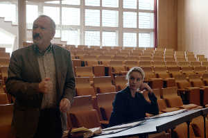 Sebastian Brix (Allan Corduner), el director asistente de la Filarmnica de Berln, junto a Sharon Goodnow (Nina Hoss)