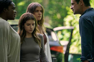 De izquierda a derecha: Sophie, Alice y Tess frente a Simon