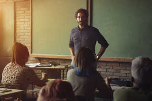 Lucio (Juan Minujin) se covierte en docente de una escuela en el suburbio de Buenos Aires