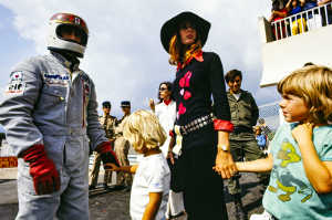 Jackie Stewart y su familia durante una carrera