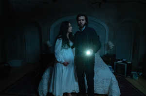 Julie y su marido, Daniel Rivers (Guy Burnet)