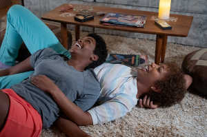 Whitney, en su juventud, junto a su amiga Robyn Crawford (Nafessa Williams)