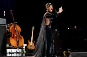 Whitney Houston (Naomi Ackie) durante uno de sus directos