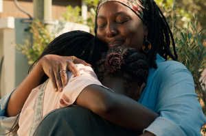 Khdidja (Assatou Diallo Sagna) abrazando a sus hijas: Farah (Esther Gohourou) y Jessica (Suzy Bemba)