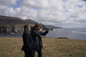 El alguacil local Vincent (Ciarn Hinds) junto a Finbar Murphy (Liam Neeson) disparando