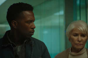 Victor Fielding (Leslie Odom Jr) junto a Chris McNeil (Ellen Burstyn)