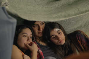 De izquierda a derecha: Septiembre (Pascale Kann), Sheela (Rakhee Thakrar) y Julio (Mia Tharia)