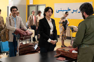 La profesora Azar Nafisi (Golshifteh Farahani). Detrás de ella se encuentra su marido Bijan Nafisi (Arash Marandi) en el aeropuerto de Teherán La profesora Azar Nafisi (Golshifteh Farahani). Detrás de ella se encuentra su marido Bijan Nafisi (Arash Marandi) en el aeropuerto de Teherán