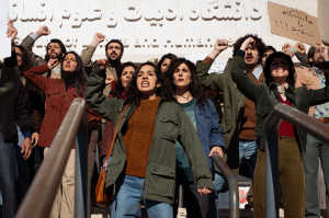 Universitarios en una manifestación oponiéndose a la dictadura moral iraní Universitarios en una manifestación oponiéndose a la dictadura moral iraní
