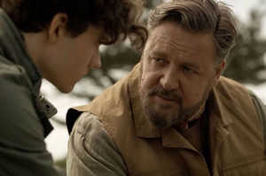 Nikolai Kravinoff (Russell Crowe) y uno de sus hijos