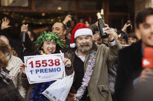 Bego (Gracia Olayo) y Agustn (Antonio Resines) celebrando un falso premio gordo de Navidad