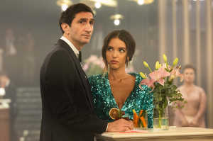 George Fahmy (Fares Fares) junto a Donya (Lyna Khoudri)