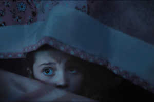 Aurora (Sophie Sloan) escondi�ndose del monstruo