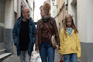 De izquierda a derecha: Luis (Javier Guti�rrez), Carmen (Mar�a Vazqu�z) y su hija Noa (Lola L�pez Rodr�guez)