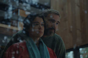 Liz (Tatiana Maslany) y Malcolm Westbridge (Rossif Sutherland) en su 'nido de amor'