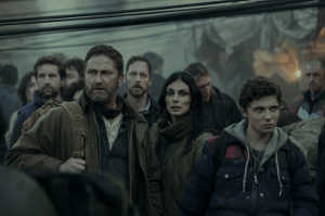 
John Garrity (Gerard Butler) y Allison Garrity (Morena Baccarin) junto a su hijo Nathan (Roman Griffin Davis)