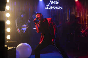 Toni Lomas en plena actuaci�n musical
