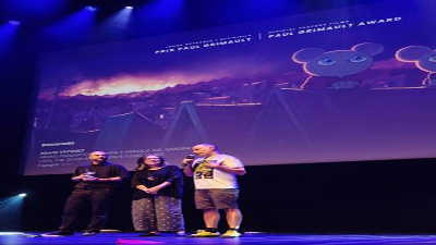 Alberto V�zquez, y los productores Chelo Loureiro y Nuno Beato han recogido el premio del largometraje