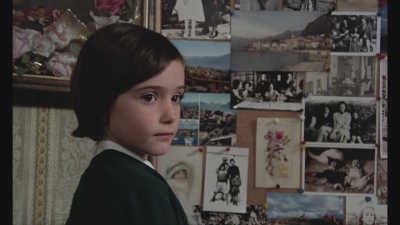 Fotograma de Ana Torrent en la pel�cula 'Cr�a cuervos'