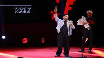 Carlos Saiz recogiendo el premio a la Mejor Pel�cula del Festival Internacional de Cine de Transilvania (TIFF)